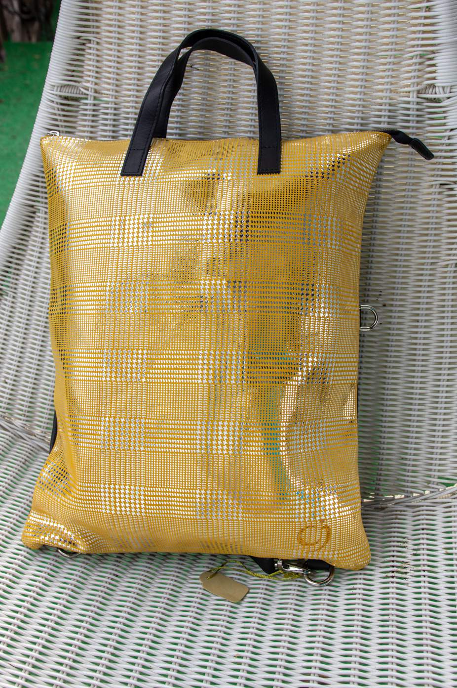 Variálható hátizsák kézifogóval - rácsmintával